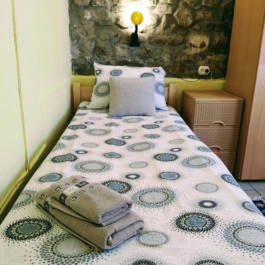 Authentic Guest Stay In The Heart Of Veliko Tarnovo Студио С Изглед Към Царевец Kültér fotó