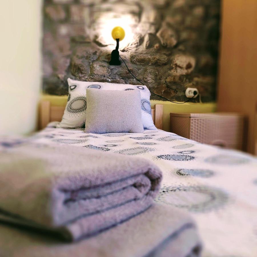 Authentic Guest Stay In The Heart Of Veliko Tarnovo Студио С Изглед Към Царевец Kültér fotó